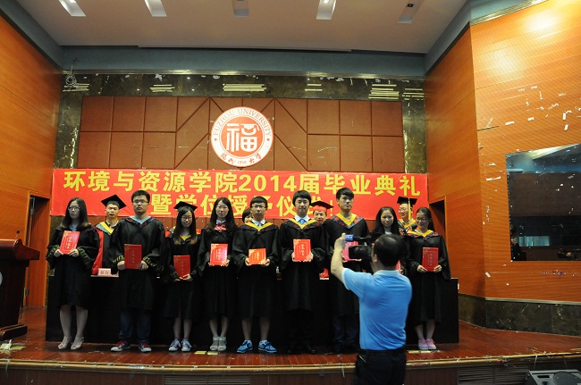 成人网
2014届毕业典礼在嘉锡厅顺利举行