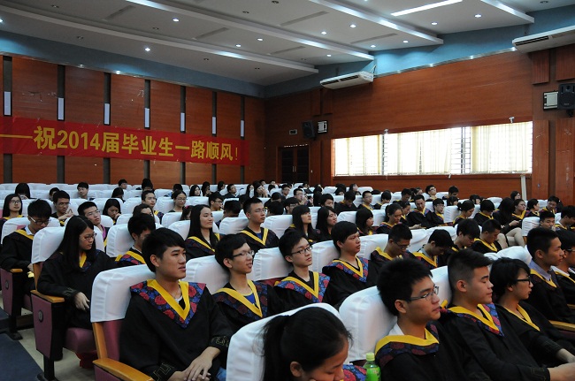成人网
2014届毕业典礼在嘉锡厅顺利举行